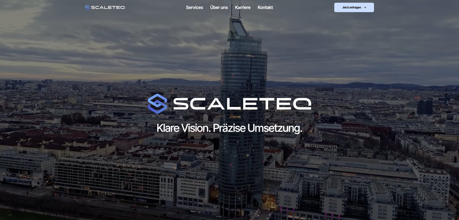 Website von Scaleteq: Hero mit Skyline-Aufnahme und dem Claim „Klare Vision. Präzise Umsetzung.“